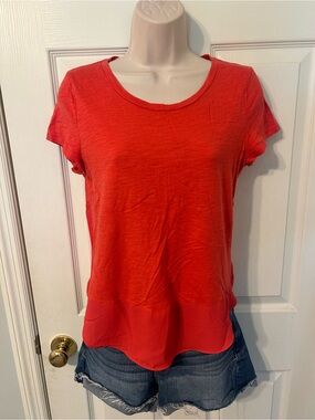 Women’s Express Coral Red Short-Sleeve Scoop Neck Tee, Size Small